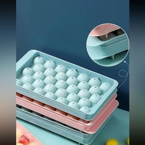 Stackable ice cubes tray